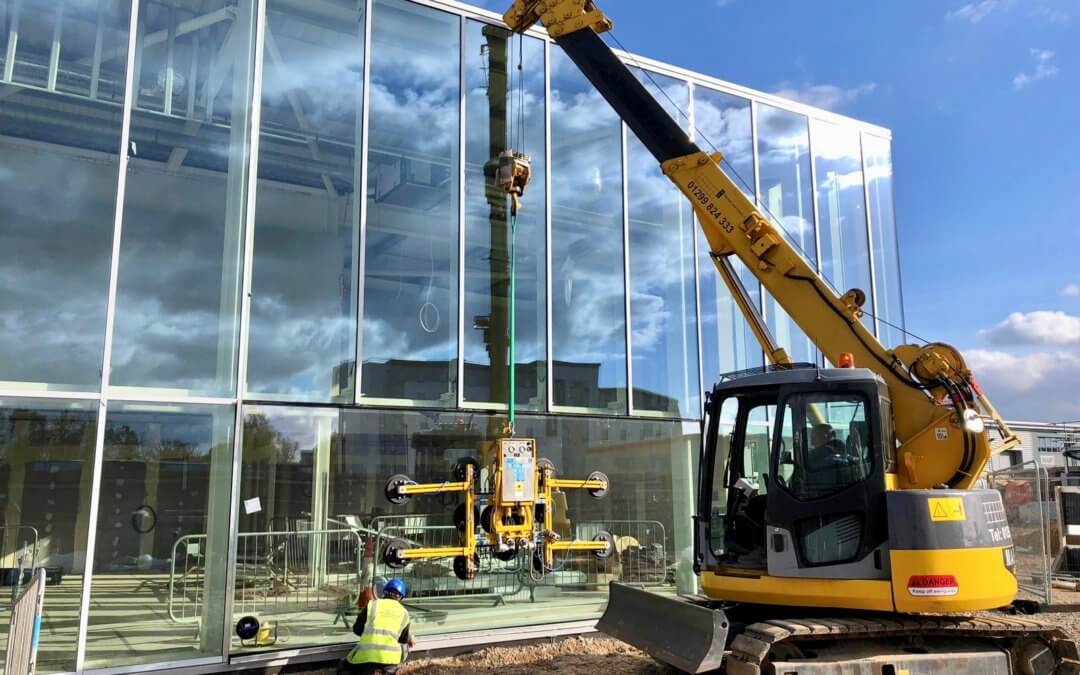 LC785 plus Hydraulica 1000 make light work of large glass panels